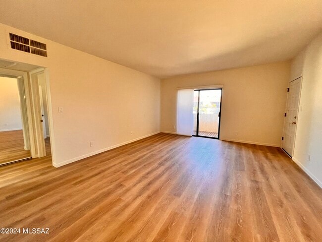 Building Photo - 5500 N Valley View Rd