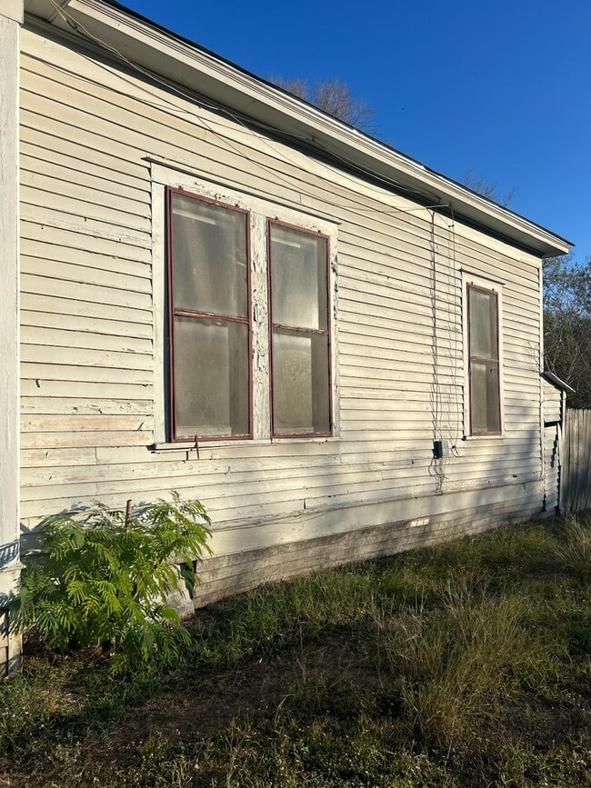 Building Photo - 206 Dallas St