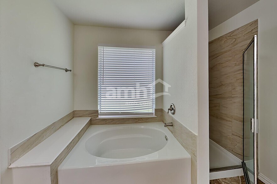Building Photo - 26949 Carriage Manor Ln