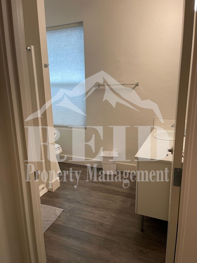 Building Photo - FURNISHED 1 BEDROOM 1 BATH APARTMENT  - BREMERTON