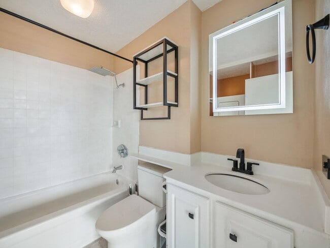 Building Photo - Remodeled Corner 1BR with Ocean & Diamond Head Views, W/D + Parking