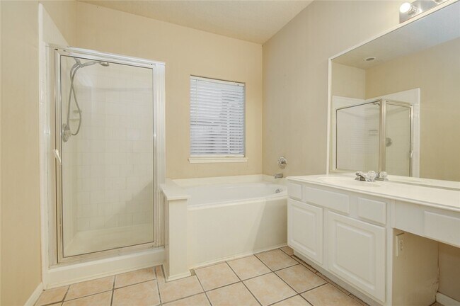 Building Photo - 18422 Auburn Woods Dr