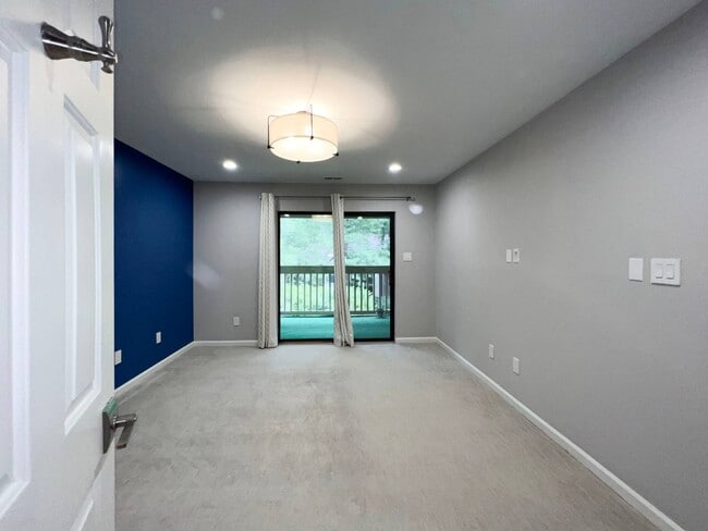 Building Photo - 221 New Kent Pl