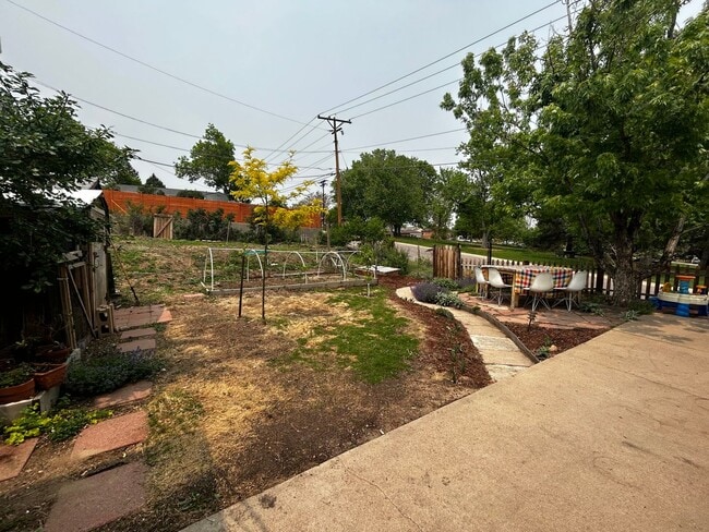 Building Photo - $0 DEPOSIT OPTION. Quaint 2 Bed, 1 Bath Ra...
