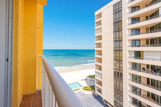 Building Photo - Breathtaking 3 Bedroom Daytona Beach Shore...