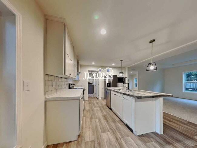 Building Photo - Rent Ready!