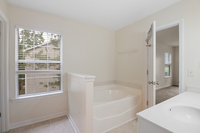 Building Photo - 212 Jasmine Pl Dr