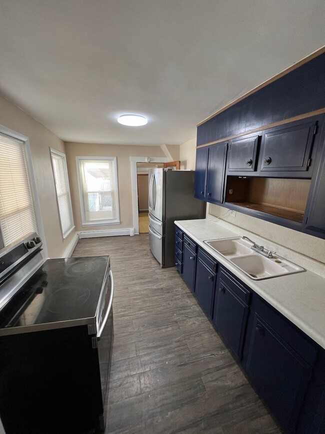 Building Photo - Charming 3 Bedroom 2 Bathroom House near RACC