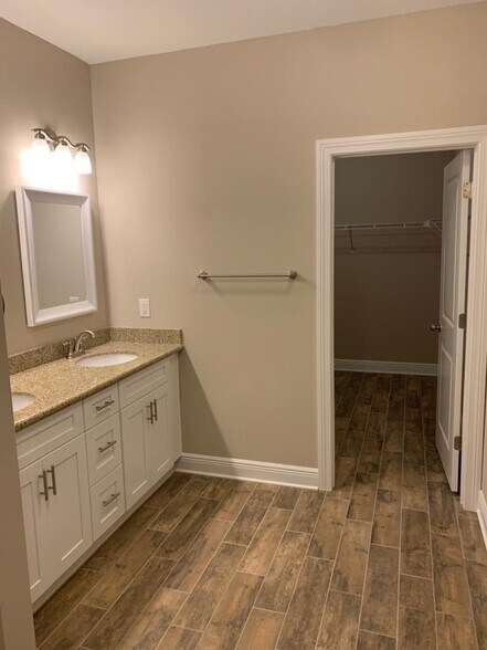 master bath/walk-in closet - 2273 Palo Alto St