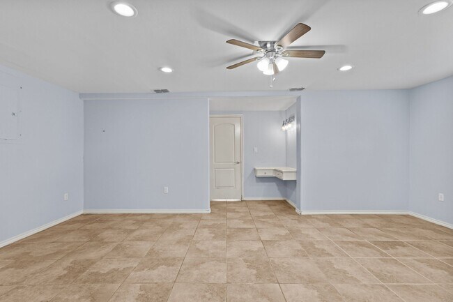 Building Photo - 218 W Williamson Ave