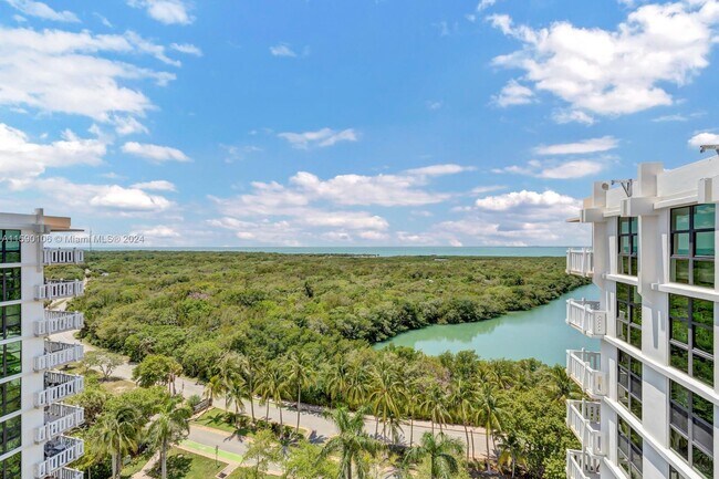 Building Photo - 1121 Crandon Blvd