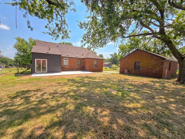 Building Photo - Cute 3 Bedroom Brick home in Shawnee