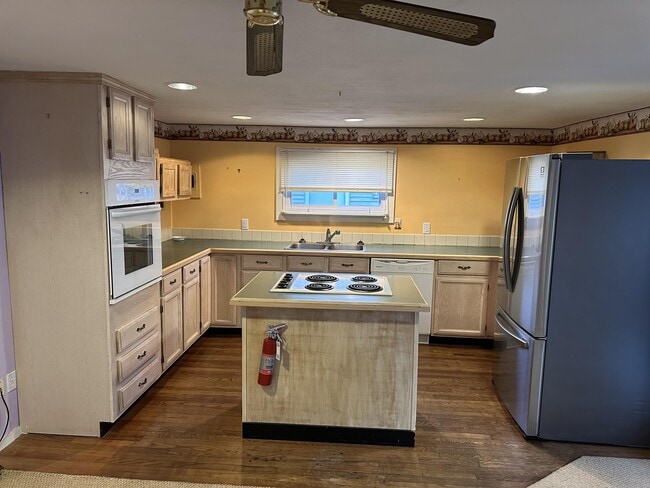 Building Photo - 715 Farnsworth St