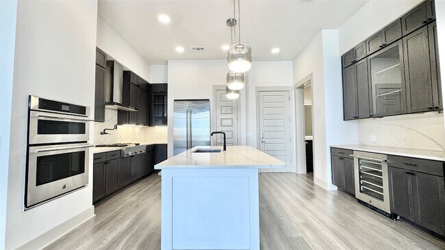 Building Photo - 3330 Oak Grove Ave