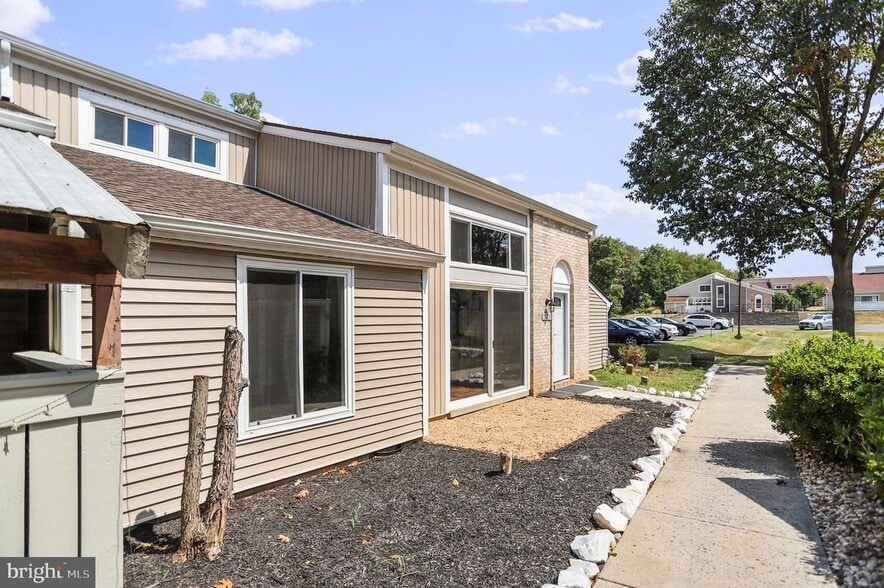 Building Photo - 1523 Kensington Dr