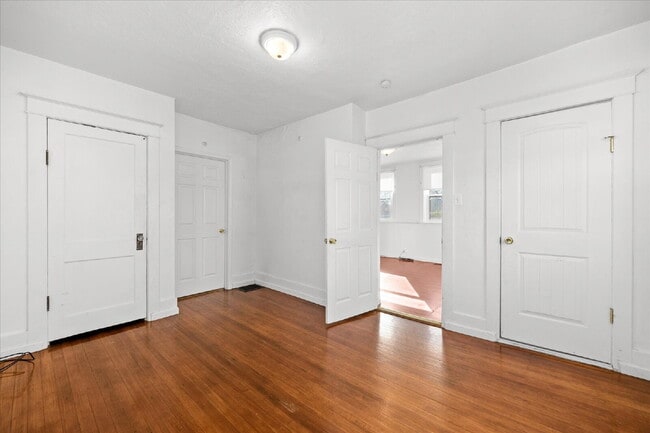 Building Photo - "Charming 3-Bed Haven with Hardwood Floors & 2 Full Baths in St. Louis!"  Hazelwood Schools.  Sec...