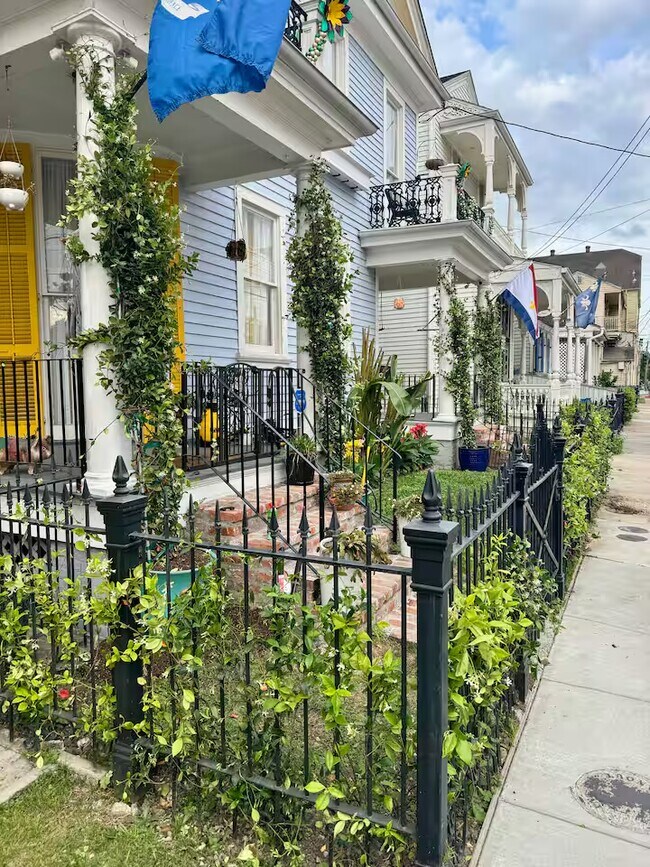 Building Photo - 1525 Melpomene St