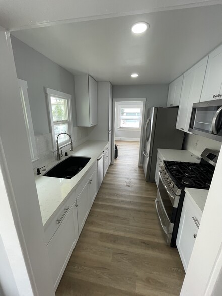 Gourmet Kitchen - 906 7th St