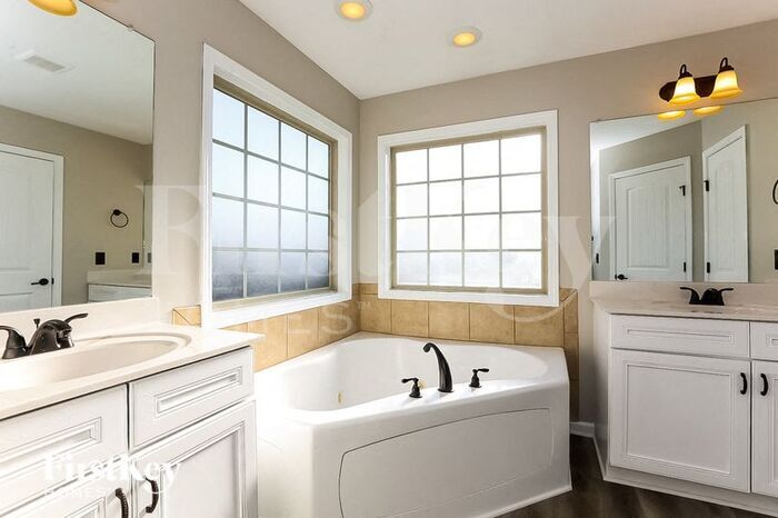Building Photo - 1165 Chinook Cir