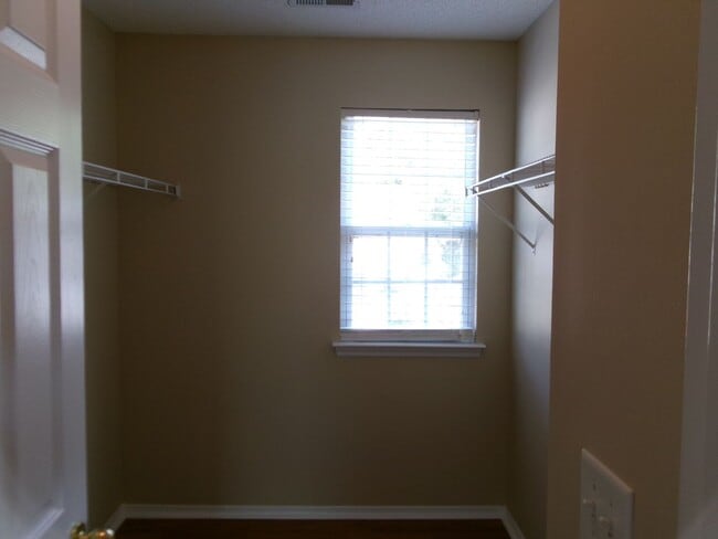 Building Photo - 3 bedroom, 2.5 bath home located in Bellegrove Preserve