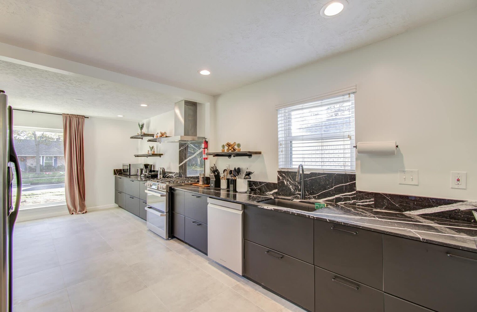 Building Photo - 9614 Springmont Dr
