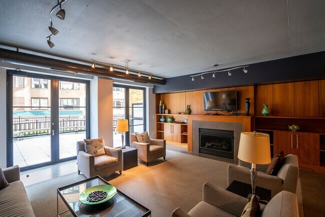Building Photo - Logan Circle Condo | 2 Bed | 2 Bath | 1,000 Sf | 1 Garage Parking Space Available for Rent