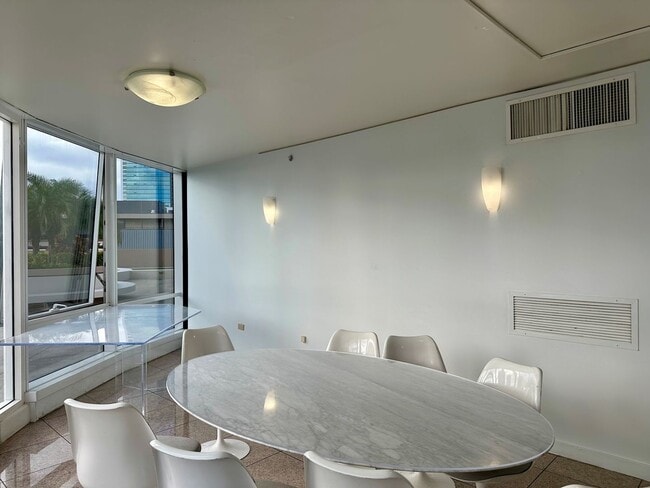 Building Photo - Moana Pacific West Tower 1BR/1BA/1PK