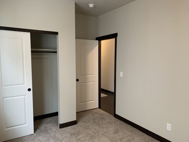 Building Photo - Newer Post Falls Home!!