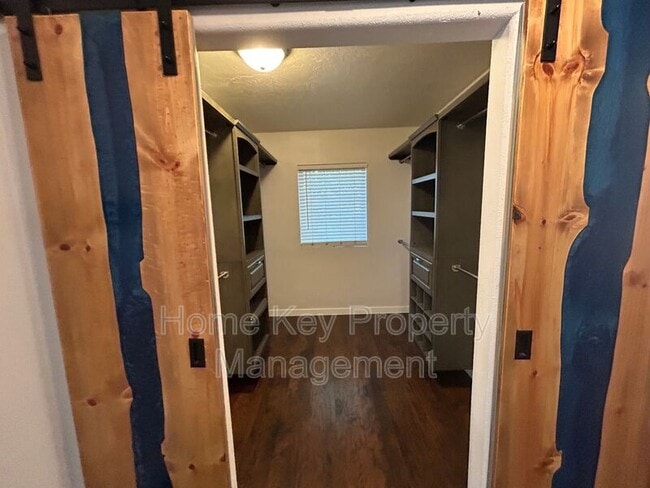 Building Photo - 3165 Crestview Dr