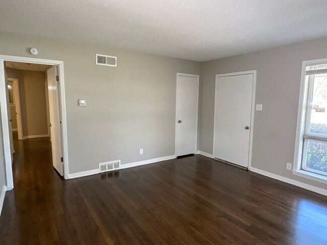 Building Photo - Updated 3 bedroom 1 Bath home - Open To Section 8