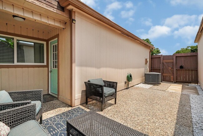 Building Photo - 2908 Camelot Ln