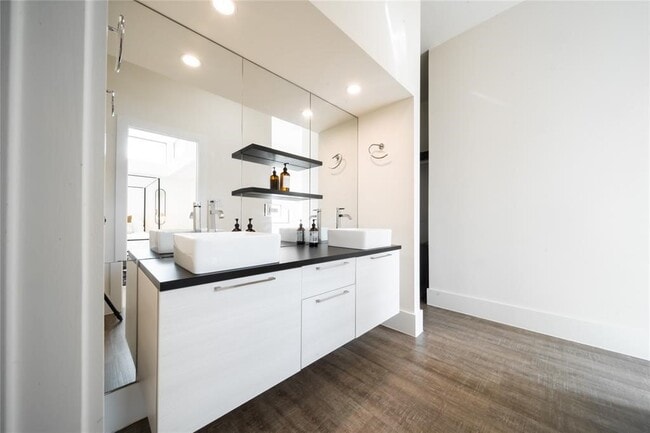 Building Photo - 2212 Francis St