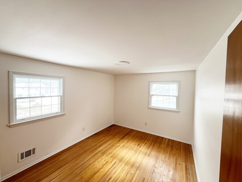 Building Photo - 104 Seminole Way