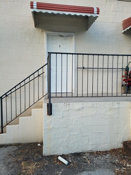 Private Entrance - 130 KURTZ AVE