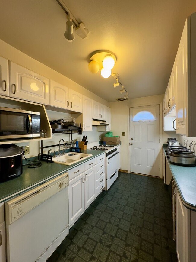 Building Photo - Charming 3 Bedroom/ 1.5 Bathroom Townhome in Frankford, MD!