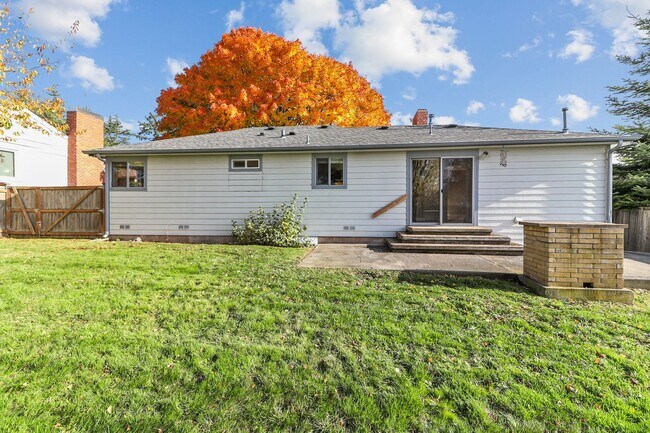 Building Photo - 3 Bed 1 Bath - Craftsman - Fenced Backyard...