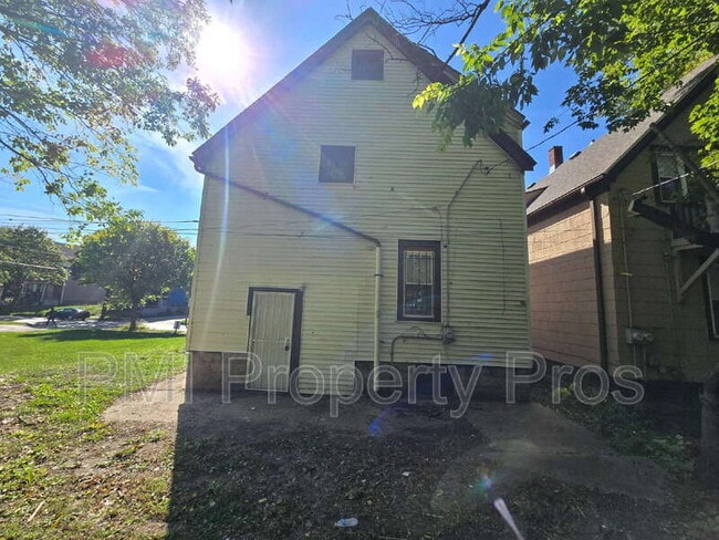 Building Photo - 2478 W Chambers St