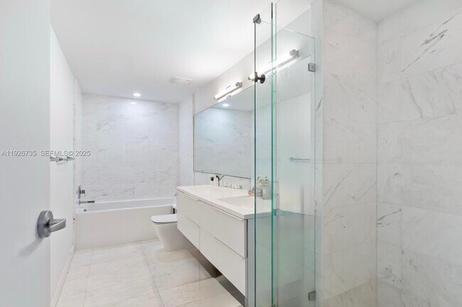 Building Photo - 9940 W Bay Harbor Dr