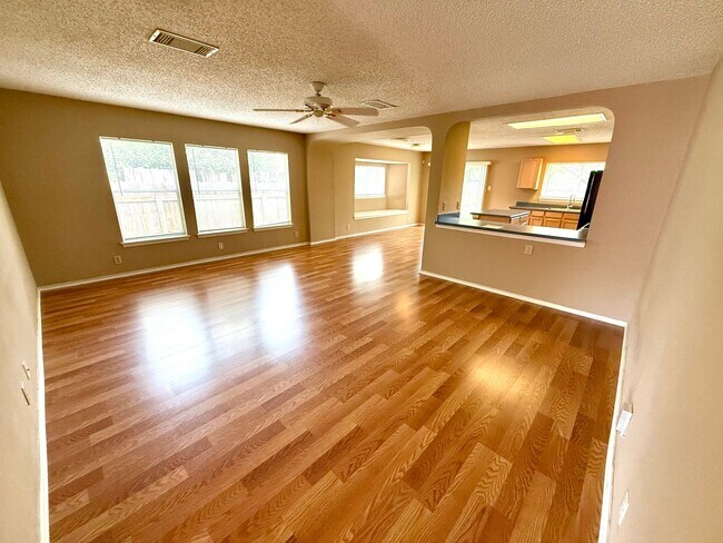 Building Photo - AVAILABLE NOW! 3 Bedroom 2 Bath Home Ready...
