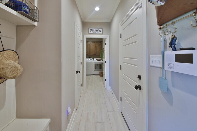 Building Photo - Luxurious 5 bedroom home in Atoka has it all!