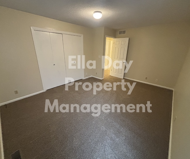 Building Photo - 8605 W 15th St N