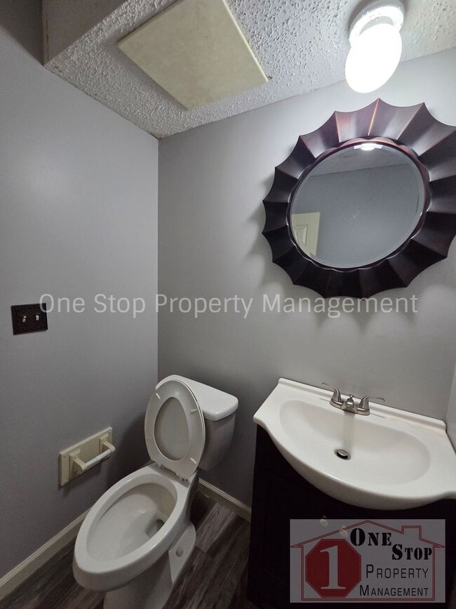 Building Photo - 4 Bedroom, 2.5 Bathroom Home in North Kansas City, Missouri