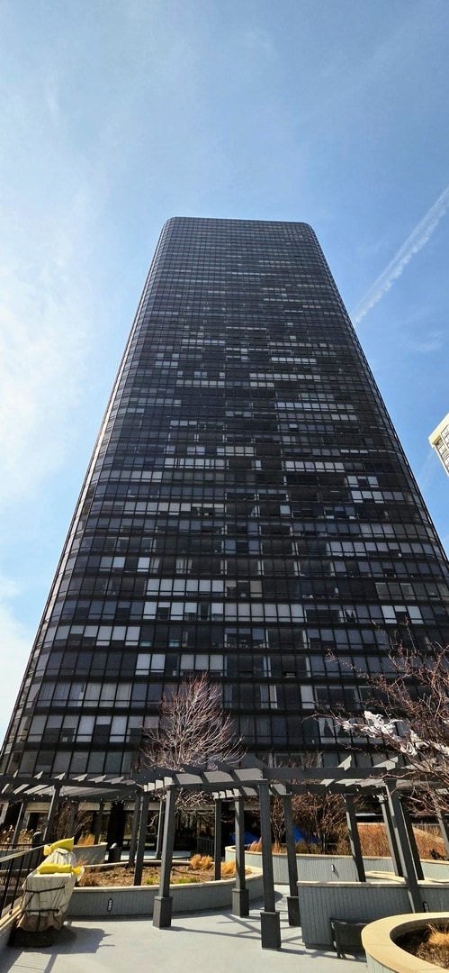 Building Photo - 5415 N Sheridan Rd