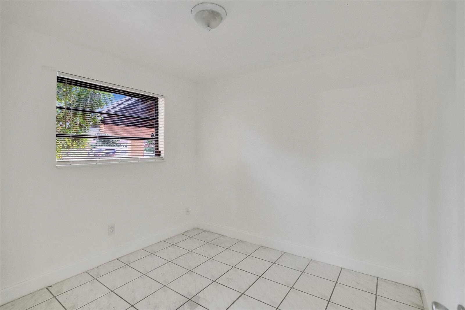 Building Photo - 1142 NW 43rd Ter