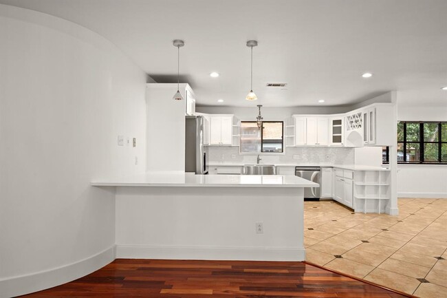 Building Photo - 2508 Marlton Dr