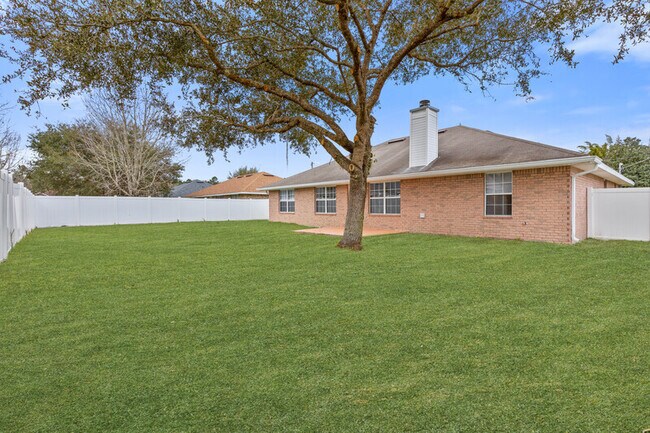 Building Photo - 6 Lemay Pl