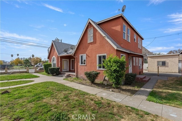 Building Photo - 272 W 9th St