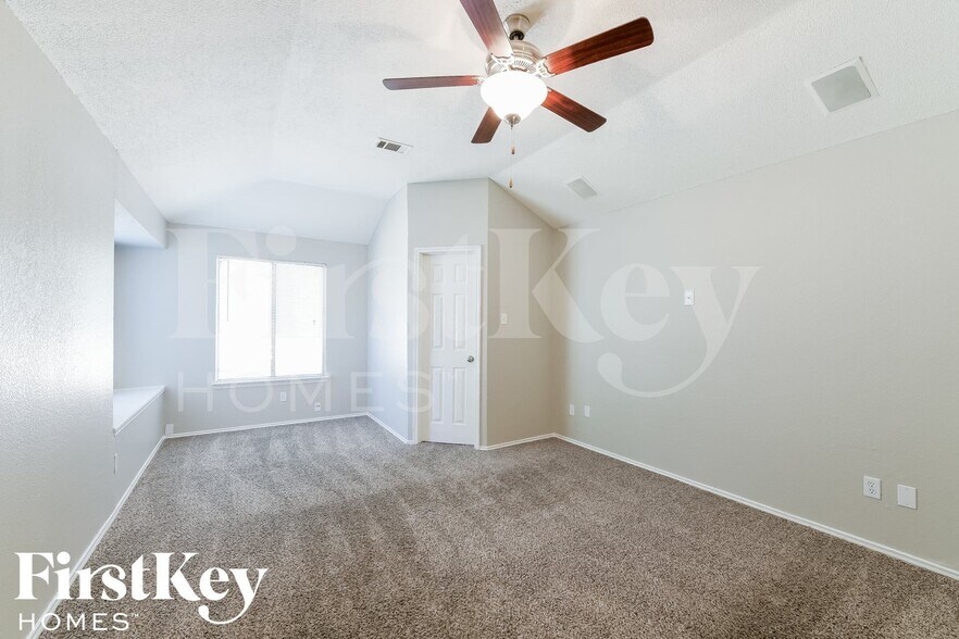 Building Photo - 529 Valley Spring Dr