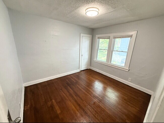 Building Photo - Updated 2 Bedroom/ 1 Bath Home in KCMO