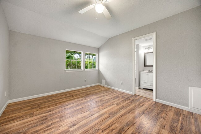 Building Photo - 5618 Briarwick Ln